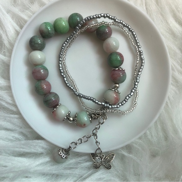 Bundle of 3 beautiful bead bracelets + butterfly charm - Picture 1 of 4
